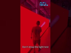 كبار السن في ورشة عمل شاشات LED