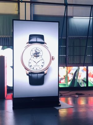 الإعلانات الخارجية P2.5 ملصق شاشة LED مع أداء عالي مخصص