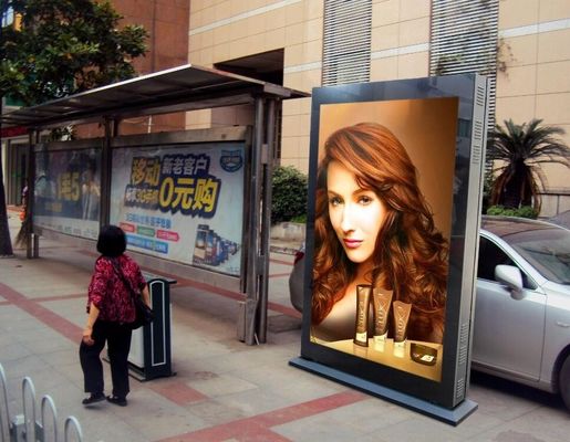 GA Series P4 Poster Led Display W1366*H1920mm حجم الوحدة 320*160mm IP65 التثبيت في الهواء الطلق 8000 نيت