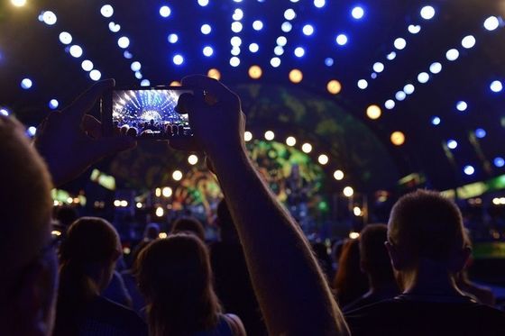 شاشة LED خارجية خلفية مرحلة تثبيت سريع P3.9 تأجير شاشة LED خارجية