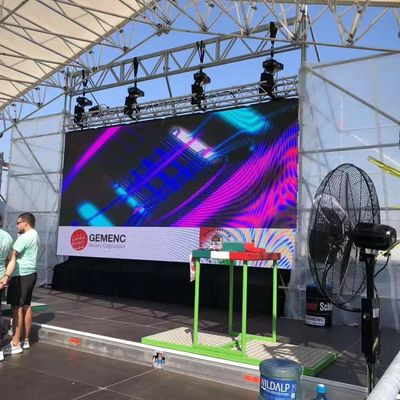 أحدث شاشة LED للإيجار الخارجية P1.5625 P1.953 P2.6 مم 7680 هرتز لوحة شاشة منحنية الشكل لعروض المسرح والفعاليات وآلة الإعلانات الخارجية
