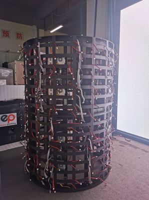 شاشة LED أسطوانية ملونة كاملة مخصصة P1.8mm لللوحات الداخلية حجم 240 * 120mm