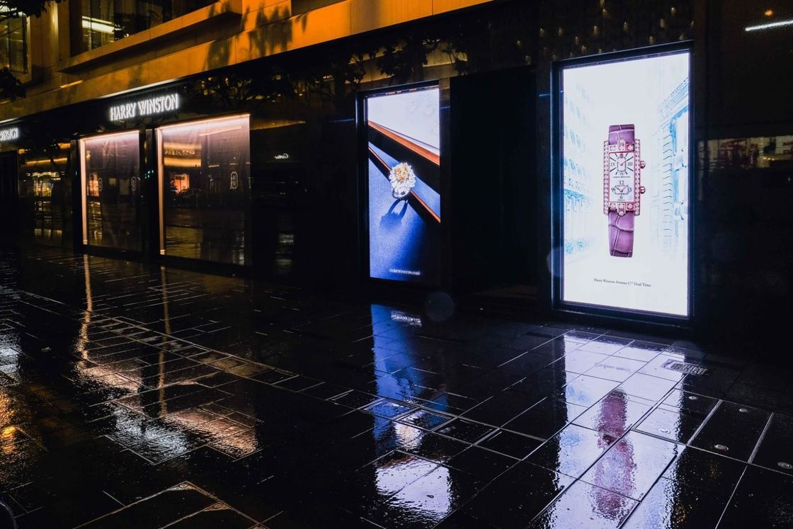 GA Series P4 Poster Led Display W1366*H1920mm حجم الوحدة 320*160mm IP65 التثبيت في الهواء الطلق 8000 نيت