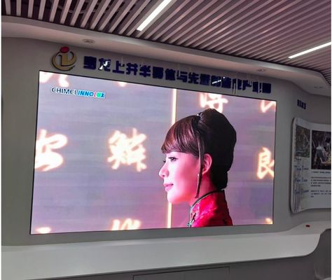 شاشة LED داخلية ذات درجة بكسل ضيقة 2K 4K P0.9 P1.25 P1.875 mm للفصول المدرسية