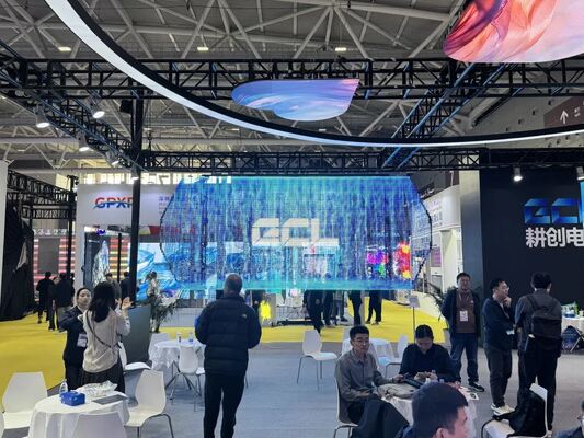 شاشة LED شفافة في الهواء الطلق مع 10000 نيتس من الوضوح ، حماية IP65 ، وتصميم خفيف الوزن P25mm P31.25mm